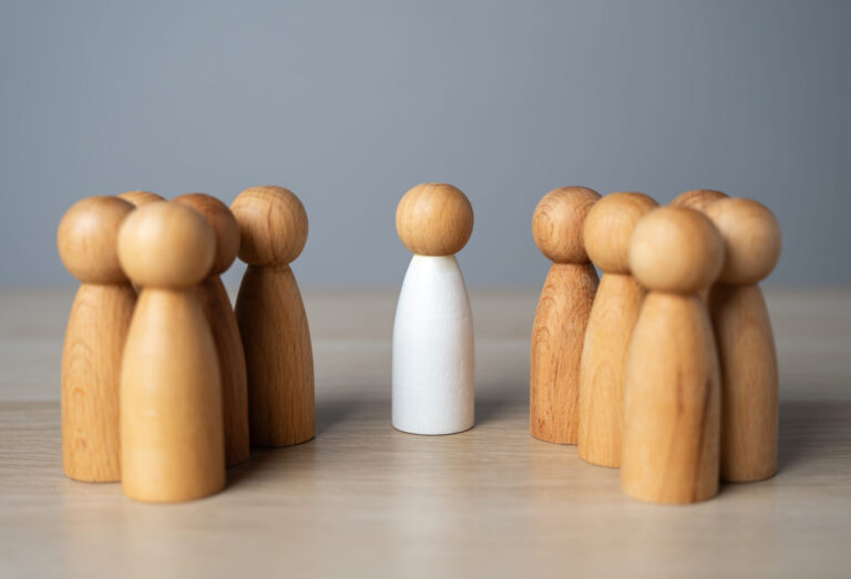 Für Unternehmen an authoritative leader and a crowd of people figures. get people to join you. business management, human resources. collaboration.